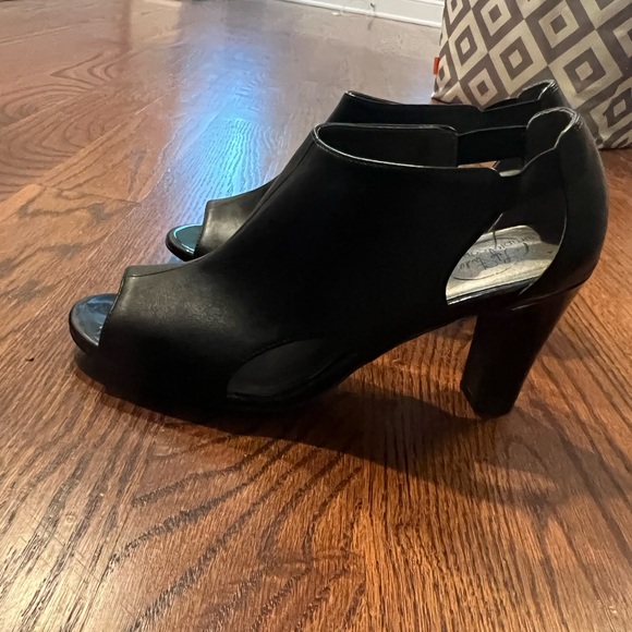 Heeled leather booties - Picture 2 of 5